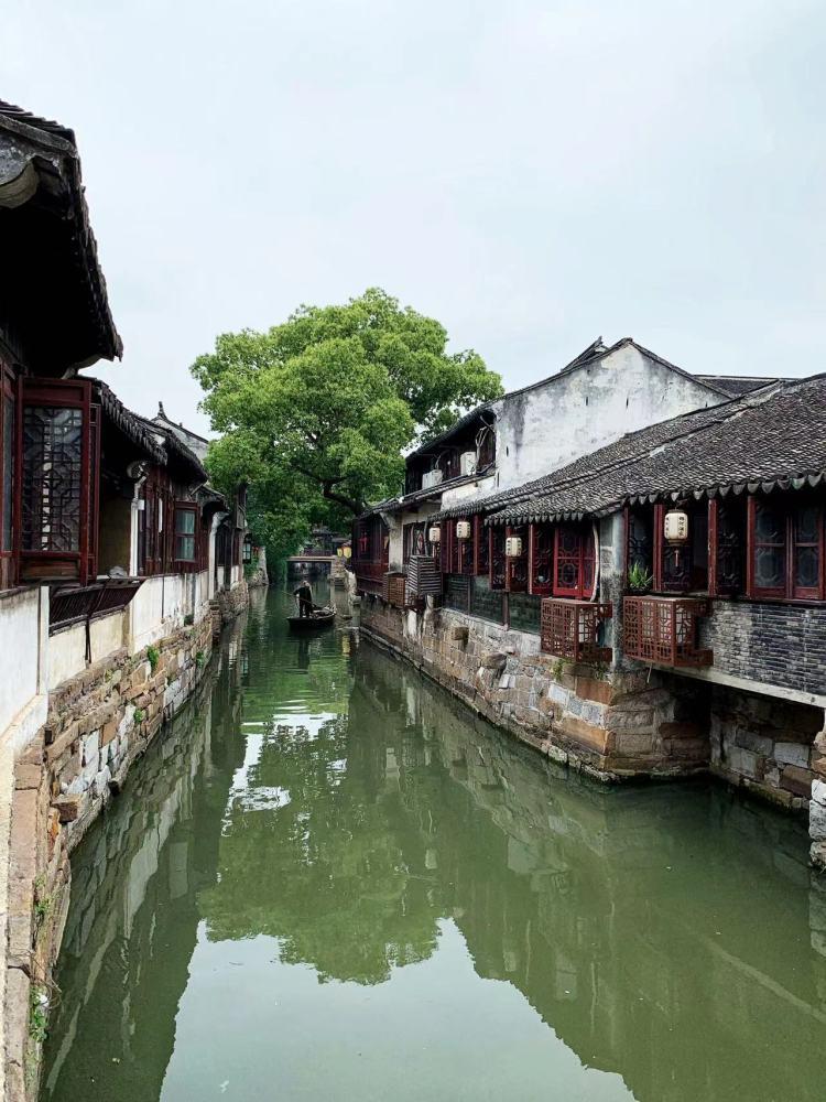 哪位大神告诉我，电脑突然变这样是怎么了，根本打不开？